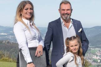 Sandra Lindtner tritt als freie Mandatarin an, ihr Mann Christian ist Nummer 2 der Liste (im Bild die beiden mit Tochter Xenia).  