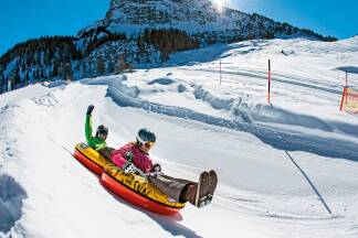 Snowtubing in der Zillertal Arena - der ultivative Spaß im Schnee. 
