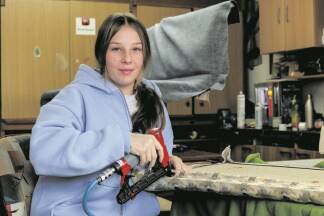 Magdalena (15) hat im September ihre Lehre zur Tapeziererin und Dekorateurin begonnen. In dieser kurzen Zeit konnte sie schon in viele Bereiche des Jobs hineinschnuppern! 