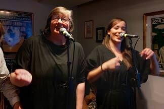 Mieze Medusa im vollen Café Zweitwohnsitz bei einem Slam Poetry-Special ein. Das Motto: “Worte sind Salz und Sonne”. 