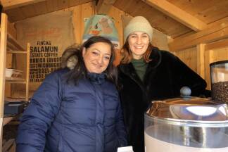 Für die Eröffnungsfeier zur Europäischen Kulturhauptstadt bieten Satenik und Flora (im Bild) von der Kaffeerösterei Hrovat ausschließlich am Samstag bei ihrem Stand im Kurpark „Europakeks“.  