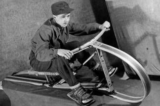 Erich Brenter auf dem ersten Sitz-Ski von 1949. 