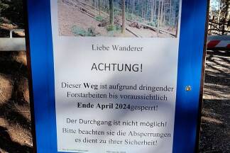 Hinweisschild weist auf Sperre hin. 