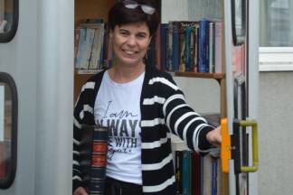 Auch in Salzburg-Süd findet man eine Bücherzelle. Im Bild die Leiterin des dortigen Bewohnerservice, Michaela Wallmann. 