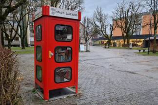 Fällt gleich ins Auge: Die Bücherzelle am Veronaplatz im Stadtteil Itzling. 