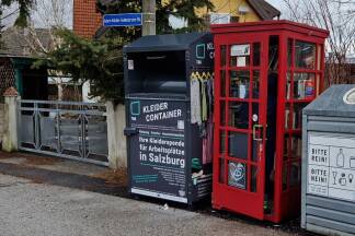 Ebenfalls in Rot, aber etwas anders gestaltet: Die Bücherzelle des Bildungswerk Gneis in der Adam-Müller-Guttenbrunn-Straße. 