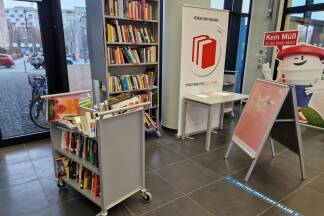 Auch in der Stadtbibliothek in Lehen gibt es eine Bücherecke. Das Konzept gleicht hier einer Art „Flohmarkt“mit Spendensystem. 