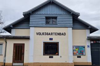 Auch in den städtischen Freibädern beim Volksgarten, in der Alpenstraße und in Leopoldskron findet man je eine Bücherzelle. 