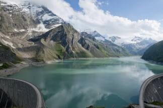Voll: Speichersee Mooserboden im Sommer. 