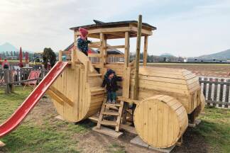 Der Holztraktor auf dem derzeitigen Spielplatz. Der Holztraktor auf dem derzeitigen Spielplatz.