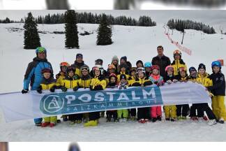 Wintersport auf der Postalm: Nachwuchsläufer des WSV Strobl mit Betreuern. 
