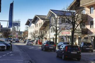 Die Hauptstraße in Neumarkt ist viel befahren und die Parkplatzsuche nicht immer einfach. Die Hauptstraße in Neumarkt ist viel befahren und die Parkplatzsuche nicht immer einfach.