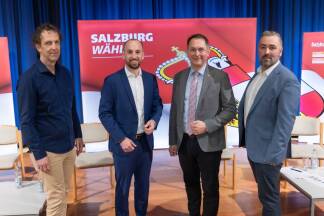 Die vier Bürgermeisterkandidaten stellten sich vorige Woche im Festsaal Neumarkt der Diskussion, v. l.: Christoph Harringer (Grüne), Vizebgm. David Egger (SPÖ), Bgm. Adi Rieger (ÖVP) und David Pölzleitner (FPÖ). 