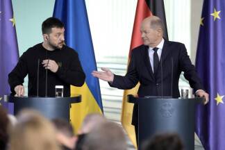 Deutschlands Kanzler Olaf Scholz und der ukrainische Präsident Wolodymyr Selenskyj erfuhren bei einem Treffen in Berlin von dem Tod Nawalnys. 