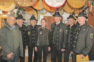 Organisierten das Jubiläumsschießen: V. l. der amtierende Schützenkönig Alfred Gruber, Schützenkaiser Hans Weger, Schützenmeister Michael Gruber, SJSV-Bezirksobfrau Sarah Schwarz, Oberschützenmeister Präsident Ernst Rothenwänder Schützenmeister Charly Bliem und Schützenmeister Sepp Rothenwänder. 