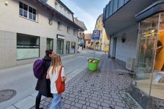 Gähnende Leere – und ein Geschäftslokal zu vermieten: Die Stimmung in Saalfeldens Innenstadt an einem Donnerstagnachmittag. 