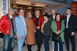  Acht Parteien treten in Hallein an. Im Bild zu sehen: Klaus Weickl (Bürgerliste Hallein), Bürgermeister Alexander Stangassinger (SPÖ), Sandra Lindtner (parteifrei), Stadträtin Kimbie Humer-Vogl (Grüne), Vizebürgermeisterin Katharina Seywald (ÖVP), Thomas Solf (FPÖ), Karin Lindorfer (KPÖ plus) und Christian Münnich (Neos). 