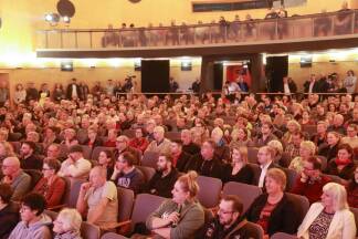 Der Saal im Stadtkino Hallein war voll. 300 Menschen kamen, um die Diskussion vor der Gemeinderatswahl mitzuverfolgen. 