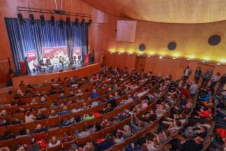 Der Saal im Stadtkino Hallein war voll. 300 Menschen kamen, um die Diskussion vor der Gemeinderatswahl mitzuverfolgen. 