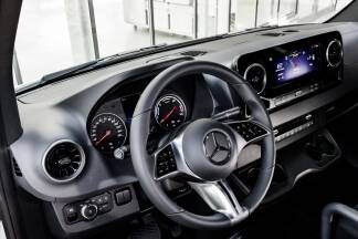 Ein Blick ins übersichtliche Cockpit des Mercedes-Benz eSprinter Kastenwagens. 