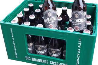 Reinhold Barta (48) in seiner Brauerei Gusswerk in Hof. Der Qualitätsfanatiker, der seit 2007 nur Rohstoffe in Bioqualität verwendet, füllt seit Jahren auch kleine Pfandflaschen ab – links eine Kiste mit 24 Seiterl.  