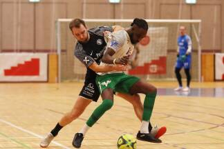 David Olugbemiga Ogunlade (vorn) traf nun auch auf dem Bürmooser Kunstrasen. 