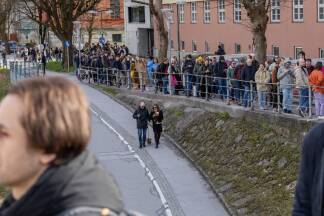 Die Schlange reichte vom Bürglstein bis auf die andere Salzachseite.   Die Schlange reichte vom Bürglstein bis auf die andere Salzachseite.