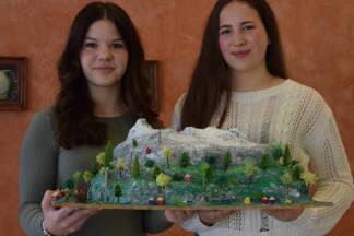 Alina (l.) und Anna mit ihrem selbstgebauten Untersbergmodell. 