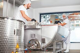 Derzeit gibt es in der Käserei der Ehammers keinen Ruhetag. Da sie räumlich am Limit sind, wollen die Brüder heuer um- und anbauen. 