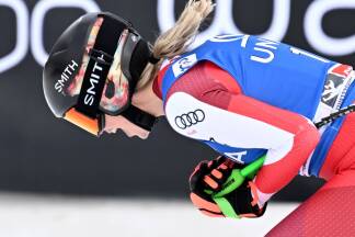  Cornelia Hütter (AUT) jubelt im Ziel nach der Abfahrt. 
