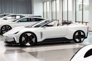 Polestar 6 (im Vordergrund) kommt als elektrischer Sportwagen auf den Markt.   Polestar 6 (im Vordergrund) kommt als elektrischer Sportwagen auf den Markt.