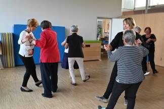 Die tanzenden Ladys in Thalgau sind mit ihrem Seniorentanzleiter Eric Lebeau sehr zufrieden.  