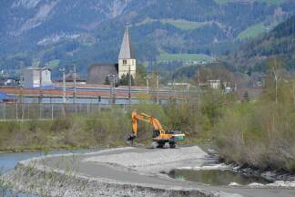 Bei Bischofshofen ist in der Salzach seit Mitte März bereits viel Material bewegt worden.  