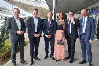Landespolizeidirektor Bernhard Rausch, SN-Geschäftsführer Maximilian Dasch, Neo-Bürgermeister Bernhard Auinger mit Gattin Marie-Christin, SN-Chefredakteur Manfred Perterer und Leo Bauernberger, Geschäftsführer der SalzburgerLand Tourismus Gesellschaft. 