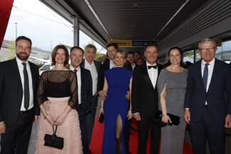 V. l.: LH-Vize Stefan Schnöll, Salzburgs zukünftiger Bürgermeister Bernhard Auinger mit Gattin Marie-Christin, Vizekanzler Werner Kogler, SN-Geschäftsführer Maximilian Dasch mit Ehefrau Lulavere, Sportlandesrat Martin Zauner mit Manuela Koppitsch und Landeshauptmann Wilfried Haslauer. 