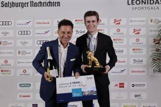 „Rookie des Jahres“: Radsportler Dominik Hödlmoser mit Christoph Bründl (Geschäftsführer Bründl Sports). 