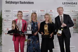 „Sportlerin des Jahres“: Franz Gasselsberger (Generaldirektor Oberbank) überreichte die Löwen in Gold, Silber und Bronze an Valentina Höll (2. v. r.), Sarah Dreier (2. v. l.) und Teresa Stadlober.  
