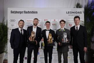 „Sportler des Jahres“: Jörg Pizzera (Leiter Konzernmarketing Spar) und Ex-Skistar Hannes Reichelt (r.) mit Stefan Kraft (Mitte), Stefan Rettenegger (2. v. r.) und Konrad Laimer (2. v. l.). 