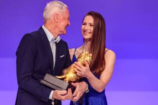Lebenswerk-Gewinner Alfred Eder und Darya Domracheva. 
