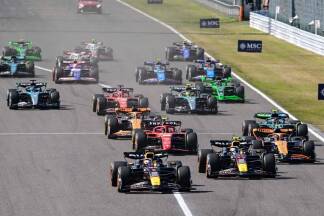 Die beiden Red-Bull-Piloten fuhren dem Rest des Feldes in Japan auf und davon. Die beiden Red-Bull-Piloten fuhren dem Rest des Feldes in Japan auf und davon.