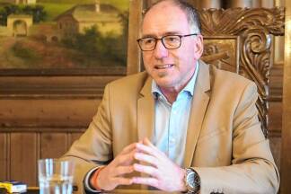 Halleins Bgm. Alexander Stangassinger (SPÖ) sieht den Ausbau öffentlicher Verkehrsmittel inklusive S-Link als sinnvoll an. Mitzahlen könne die Stadtgemeinde aber nicht.  