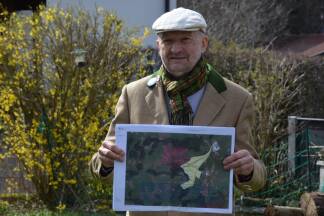 Die Einreichunterlagen für die ÖBB-Neubaustrecke zwischen Köstendorf und Salzburg liegen auf. Thomas Neff ist ein Gegner des Projekts. 