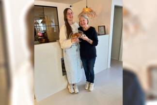Julia Moche mit ihrer Oma Gun im „s’Wohnzimmer“ in Oberndorf: Am Freitag und Samstag gibt’s die berühmten „Kanelbullar“. 
