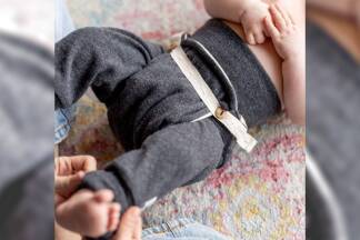 Die Windelfrei-Babykleiung von Mata Origin ist schnell und einfach zu öffnen, um das Abhalten zu ermöglichen.  