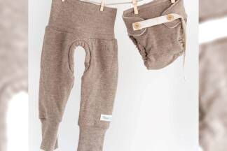 Die Windelfrei-Babykleiung von Mata Origin ist schnell und einfach zu öffnen, um das Abhalten zu ermöglichen.  