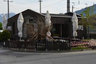 Das Auto durchbrach den Zaun und krachte gegen einen Baum.  