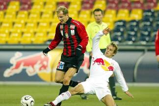 Mit den Red Bull Juniors kickte Michael Obermair (r.) etwa gegen den LASK (l., Wolfgang Klapf). 
