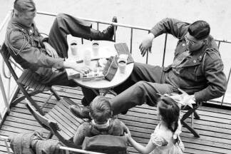 1947: USFA-Soldaten auf der Terrasse des Café Tomaselli, Kinder bitten um Süßigkeiten. <br /> 