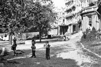 1947: Flüchtlingslager in den Ruinen des ehemaligen „Hotel de l´Europe“.<br /> 