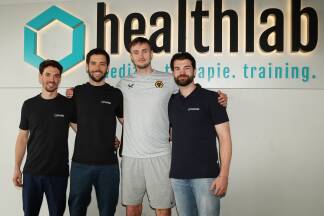Das Healthlab-Team (Fabian Plachel/r., Daniel Moser/l. und Lukas Jirsa) kümmerte sich in den vergangenen Wochen um ÖFB-Torjäger Sasa Kalajdzic.  
